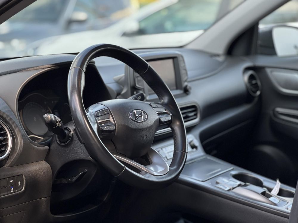 HYUNDAI KONA EV 64kWh Comfort 69e km. LED. tempomat. sávtartó. kamera. 2 gyári kulcs. CARPLAY!