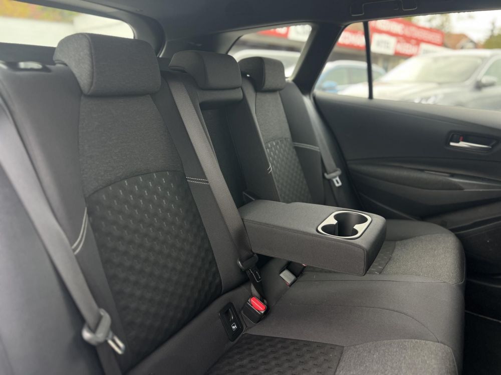 TOYOTA COROLLA Touring Sports 1.8 Hybrid Comfort Business e-CVT 108e km. M.o.-i. 1.tul. sérülésmentes. dokumentált előélet!