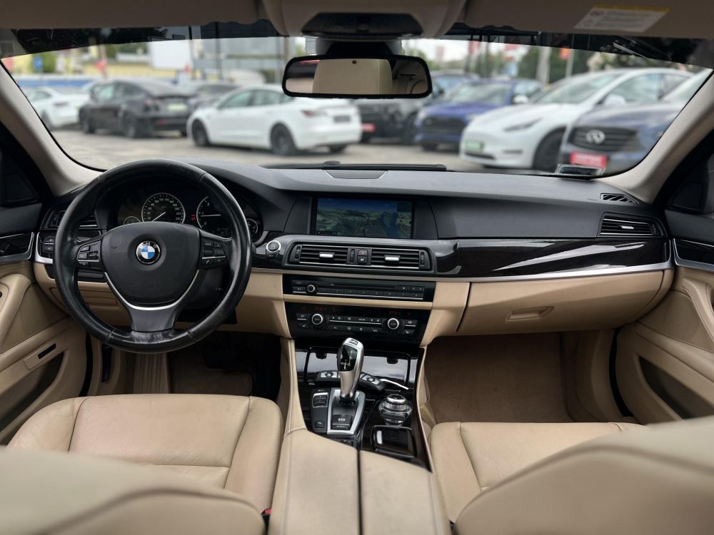 BMW 520d (Automata) Napfénytető. vaj bőrbelső. memória. HUD. kamera. 2 gyári kulcs!