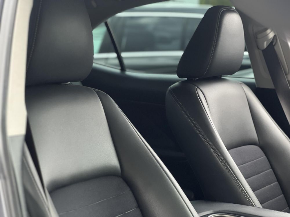 LEXUS IS 300h Comfort Leather&Navigation (Automata) Hybrid garancia Márkaszervizelt. Gyári fényezés. Téli-nyári gumi garnitúra!