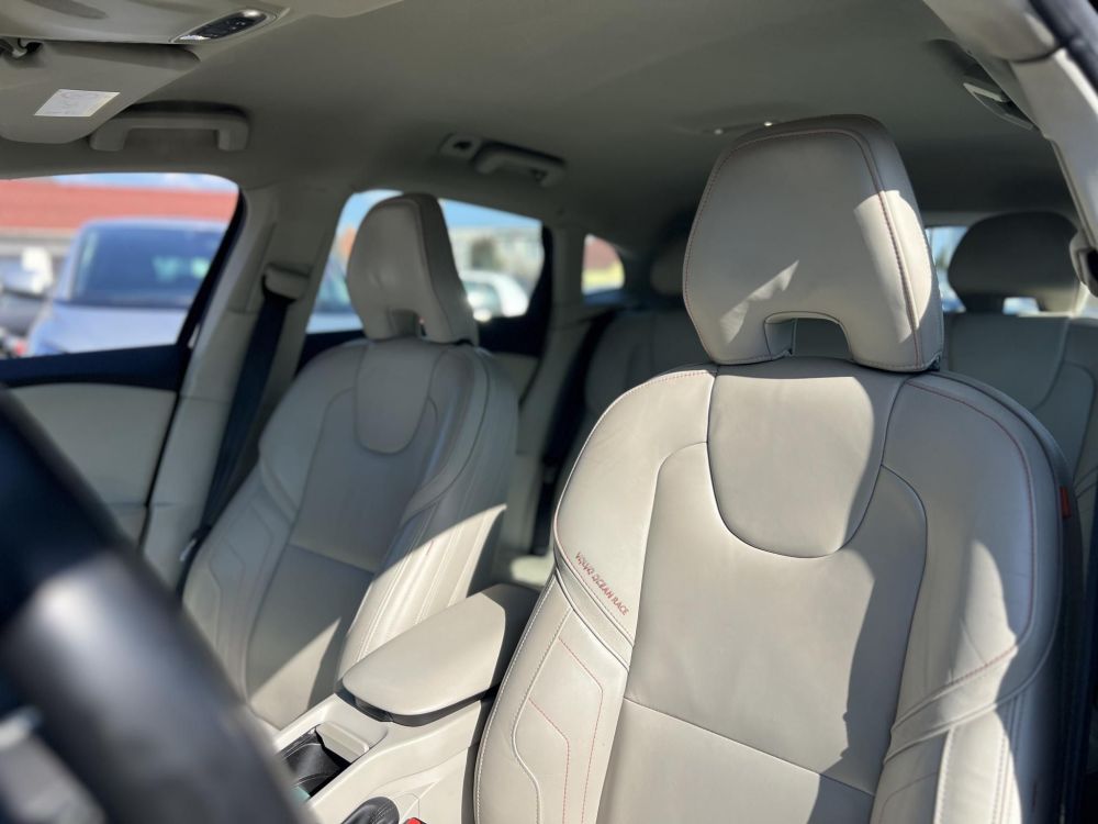 VOLVO V40 1.6 T3 Ocean Race 107e km. Magyarországi. Teljes szerviztörténet!