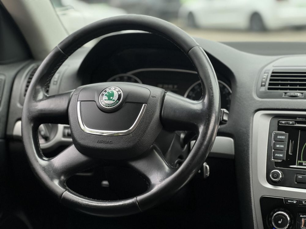 SKODA OCTAVIA Combi 2.0 TDI Ambiente DSG Tempomat Ülésfűtés Bluetooth Navigáció!