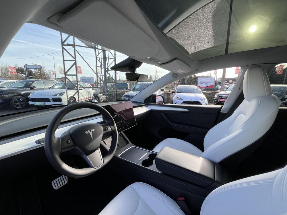 TESLA MODEL Y Performance AWD (Automata) 80e km. Fehér belső. FSD. AMD Ryzen. 2 gumigarnitúra. Garanciális!