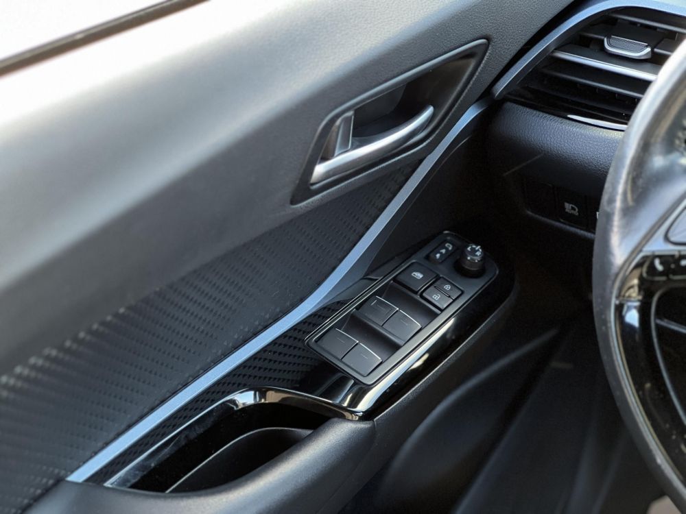 TOYOTA C-HR 2.0 Hybrid Selection e-CVT M.o.-i. LED fényszórók. kamera. keyless. sávtartó. ülés-kormányfűtés