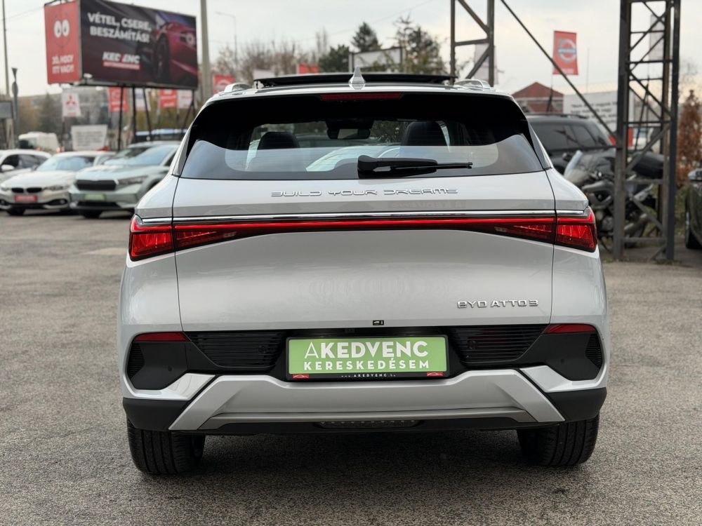 BYD ATTO 3 Design 60,4kWh M.o.-i. 1.tul. LFP. garanciális. panorámatető. világos belső!