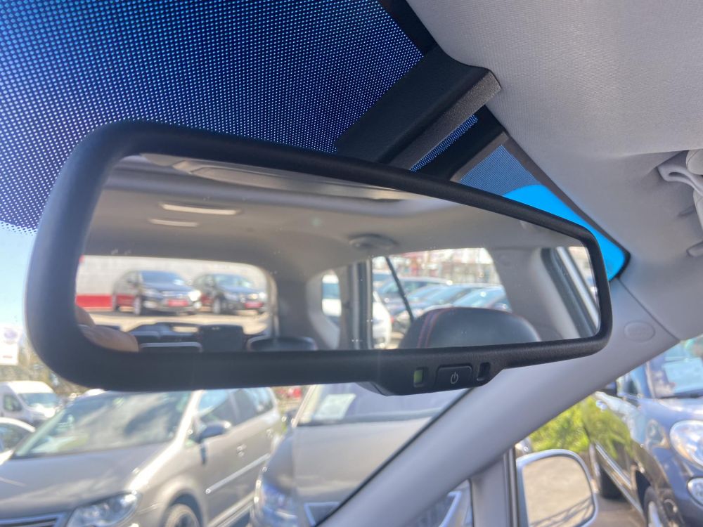 KIA CARENS 2.0 LX 7 személyes Napfénytető Digitklíma Félbőr Tolatóradar Szervizelt!