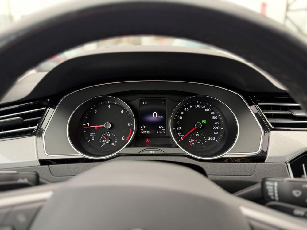 VOLKSWAGEN PASSAT Variant 2.0 TDI SCR Business DSG Szervizelt el.2t vonóhorog vez.ülés masszírozás