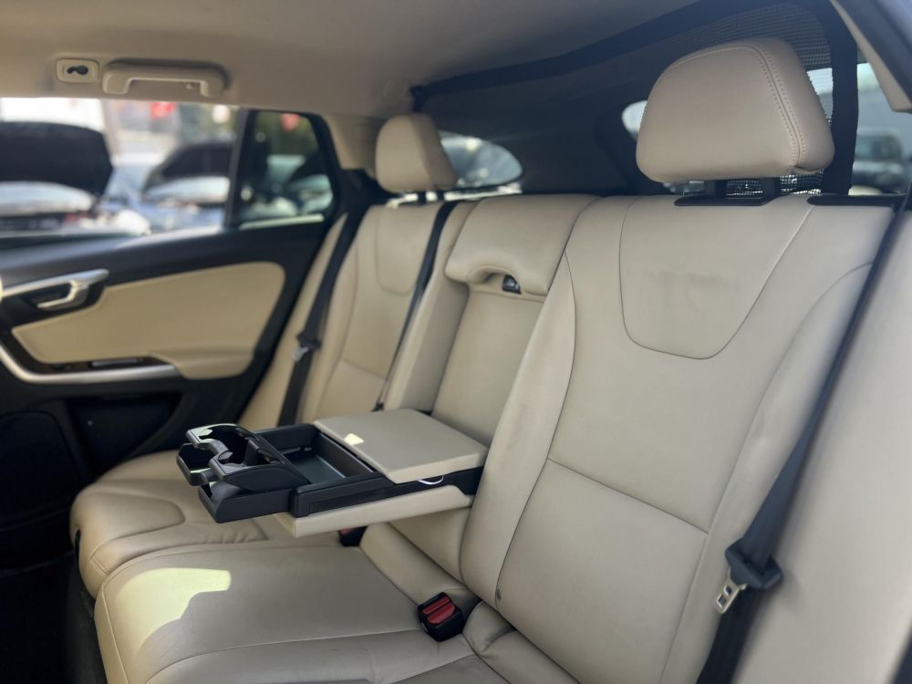 VOLVO V60 2.0 [T4] Kinetic Geartronic M.o.-i. magasan felszerelt. végig vezetett szervizkönyv!