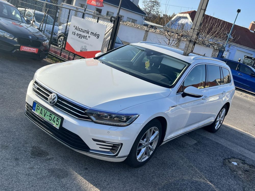 VOLKSWAGEN PASSAT VIII 1.4 TSI GTE Plug-In-Hybrid DSG M.o.-i. Magasan felszerelt! LED Virtual Cockpit Panoráma Carplay Távtartó