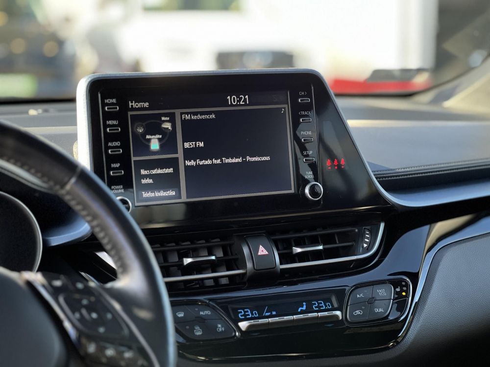 TOYOTA C-HR 2.0 Hybrid Selection e-CVT M.o.-i. LED fényszórók. kamera. keyless. sávtartó. ülés-kormányfűtés