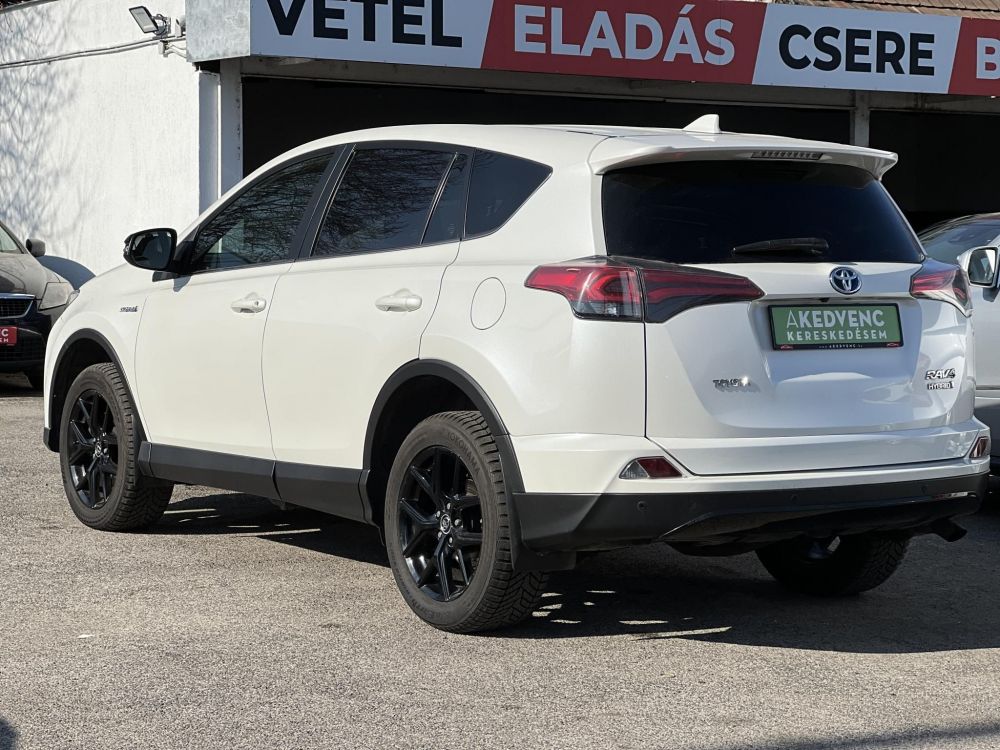 TOYOTA RAV 4 Rav4 2.5 Hybrid Selection MY18 e-CVT 121e km. megkímélt. Hybrid garancia!