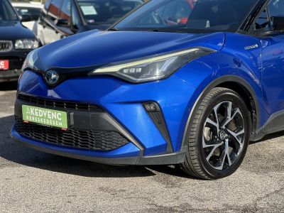 TOYOTA C-HR 2.0 Hybrid Selection e-CVT M.o.-i. LED fényszórók. kamera. keyless. sávtartó. ülés-kormányfűtés