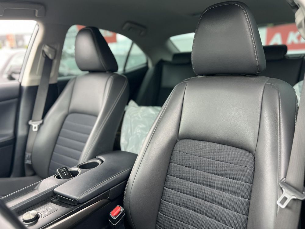 LEXUS IS 300h Comfort Leather&Navigation (Automata) Hybrid garancia Márkaszervizelt. Gyári fényezés. Téli-nyári gumi garnitúra!