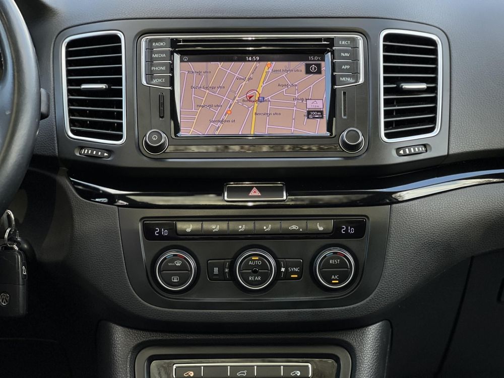 VOLKSWAGEN SHARAN 2.0 TDI BMT SCR Highline DSG [7 személy] Dynaudio. ülésmemória. Carplay. pano. vonóhorog. kamera. stb