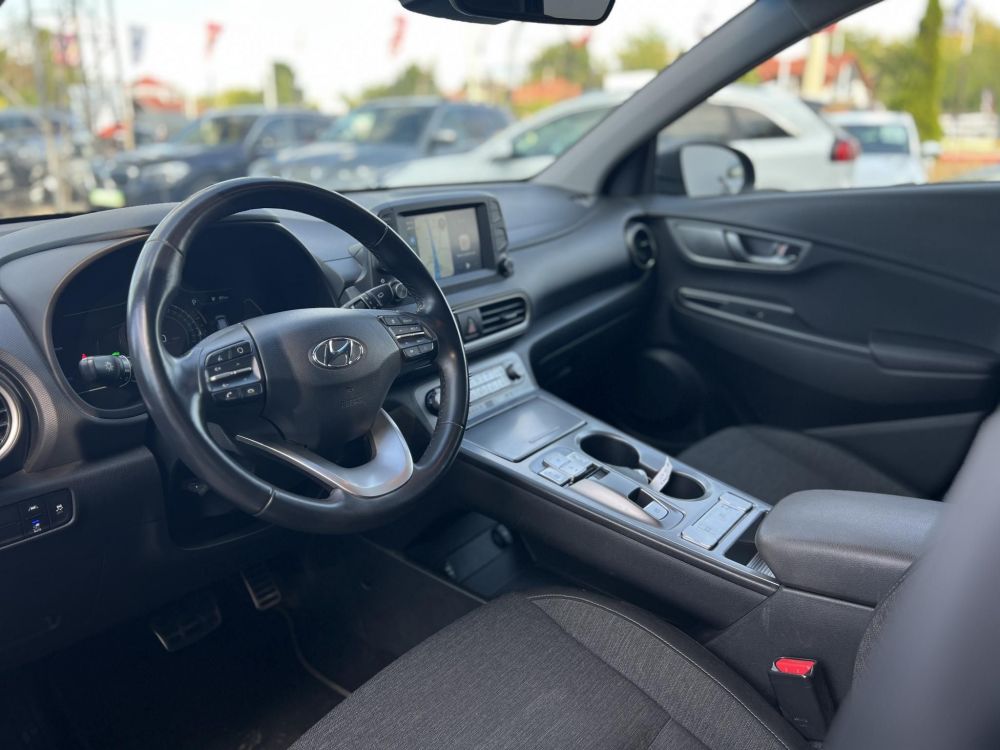 HYUNDAI KONA EV 64kWh Comfort 69e km. LED. tempomat. sávtartó. kamera. 2 gyári kulcs. CARPLAY!