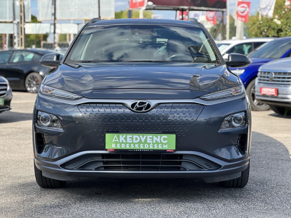 HYUNDAI KONA EV 64kWh Comfort 69e km. LED. tempomat. sávtartó. kamera. 2 gyári kulcs. CARPLAY!