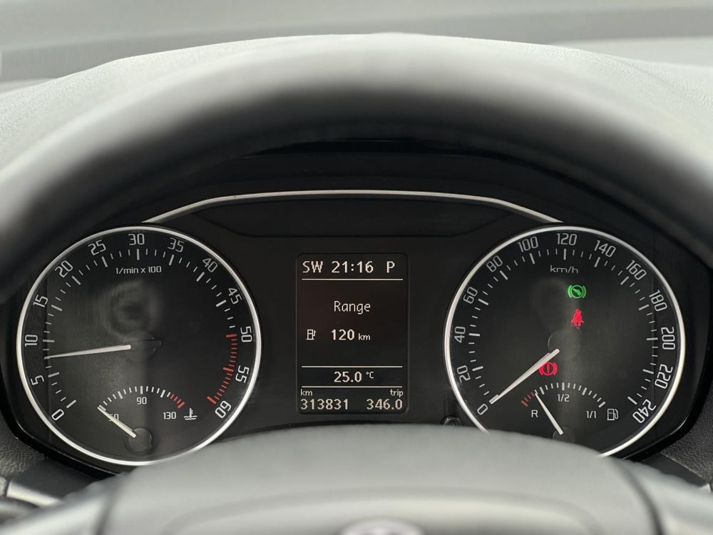 SKODA OCTAVIA Combi 2.0 TDI Ambiente DSG Tempomat Ülésfűtés Bluetooth Navigáció!