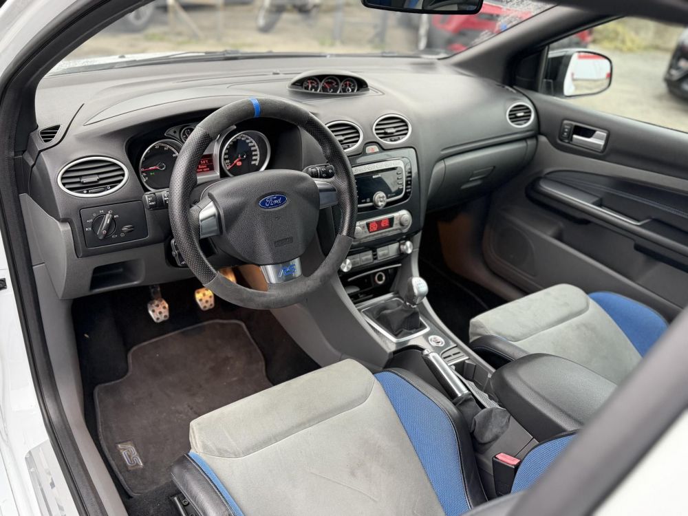 FORD FOCUS RS 2.5 T Értékes kiegészítőkkel