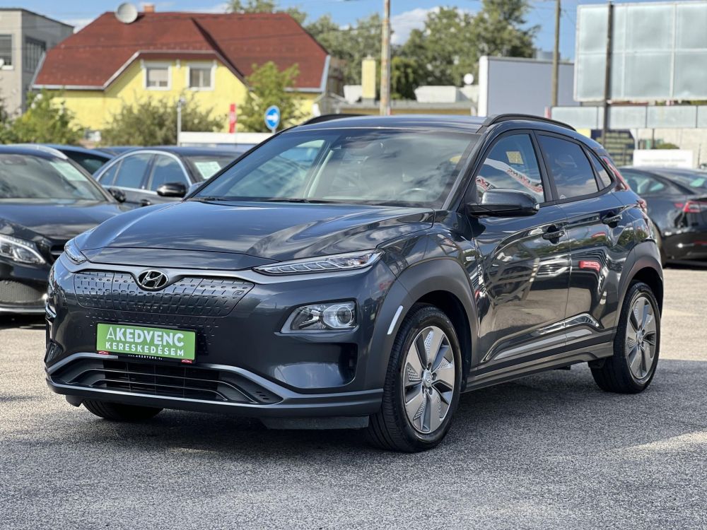 HYUNDAI KONA EV 64kWh Comfort 69e km. LED. tempomat. sávtartó. kamera. 2 gyári kulcs. CARPLAY!