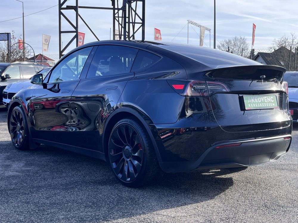 TESLA MODEL Y Performance AWD (Automata) 80e km. Fehér belső. FSD. AMD Ryzen. 2 gumigarnitúra. Garanciális!
