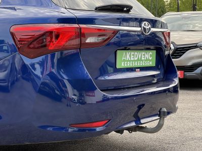 TOYOTA AVENSIS Touring Sports 2.0 D-4D Executive Magyarországi. Gyári fényezés. Végig vezetett szervizkönyv!