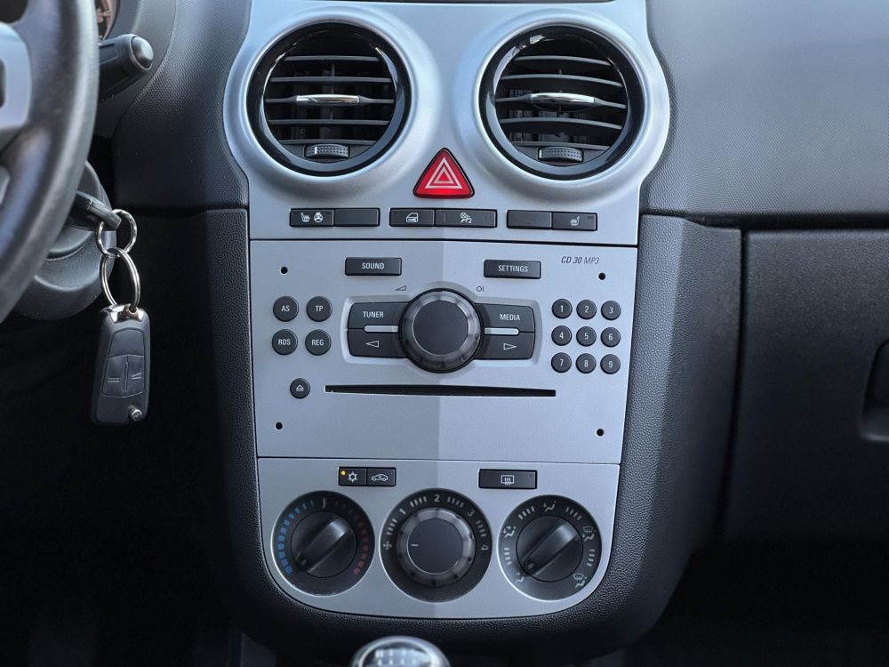 OPEL CORSA D 1.4 Selection Ülés- és Kormányfűtés. klíma