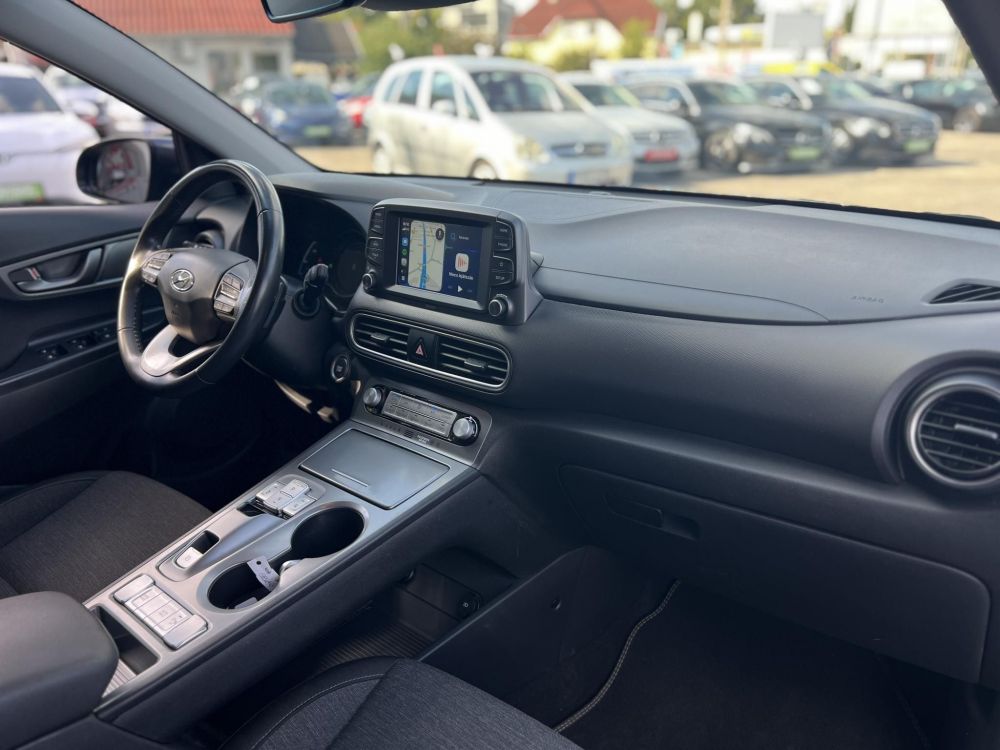 HYUNDAI KONA EV 64kWh Comfort 69e km. LED. tempomat. sávtartó. kamera. 2 gyári kulcs. CARPLAY!