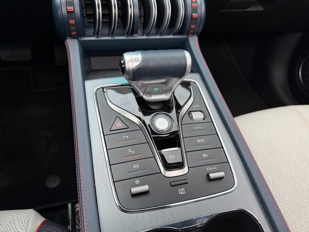 BYD ATTO 3 Design 60,4kWh M.o.-i. 1.tul. LFP. garanciális. panorámatető. világos belső!