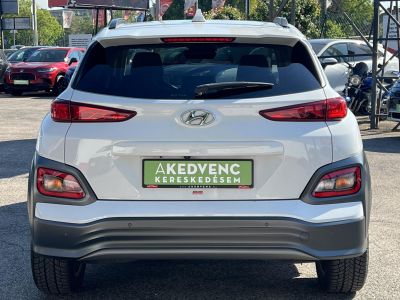 HYUNDAI KONA EV 64kWh Premium Magas felszereltség. megkímélt állapot! LED fényszóró Kamera Keyless Android!
