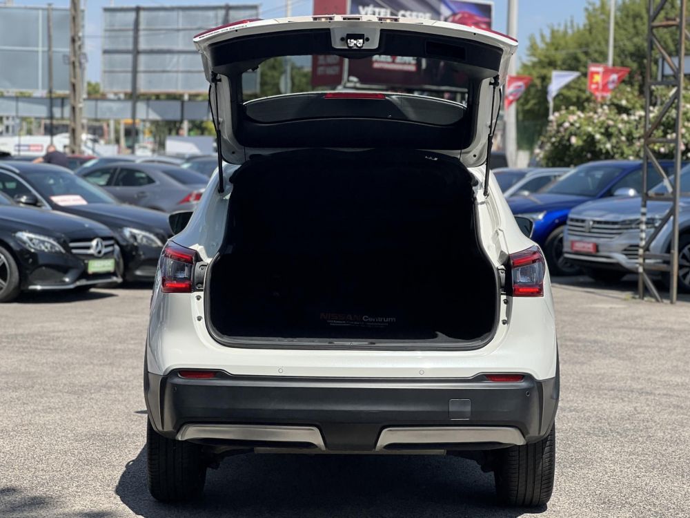 NISSAN QASHQAI 1.3 DIG-T N-Connecta 63e km. Magyarországi. rendszeresen szervizelt!