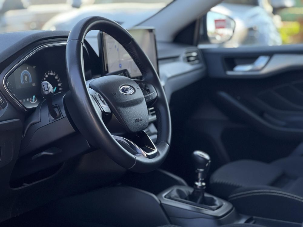 FORD FOCUS 1.5 EcoBlue Titanium LED. CarPlay. Állófűtés. Vonóhorog. Téli csomag!