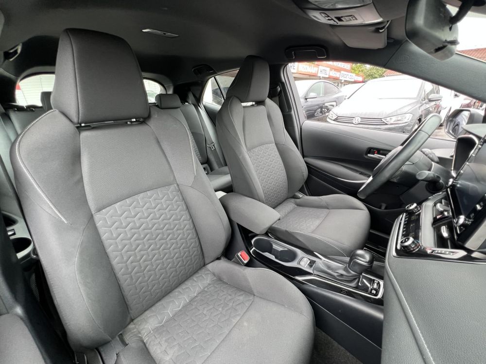 TOYOTA COROLLA 1.8 Hybrid Comfort Business e-CVT 80e km. tempomat. navigáció. ülésfűtés. kamera. digitklíma. 2 gyári kulcs!