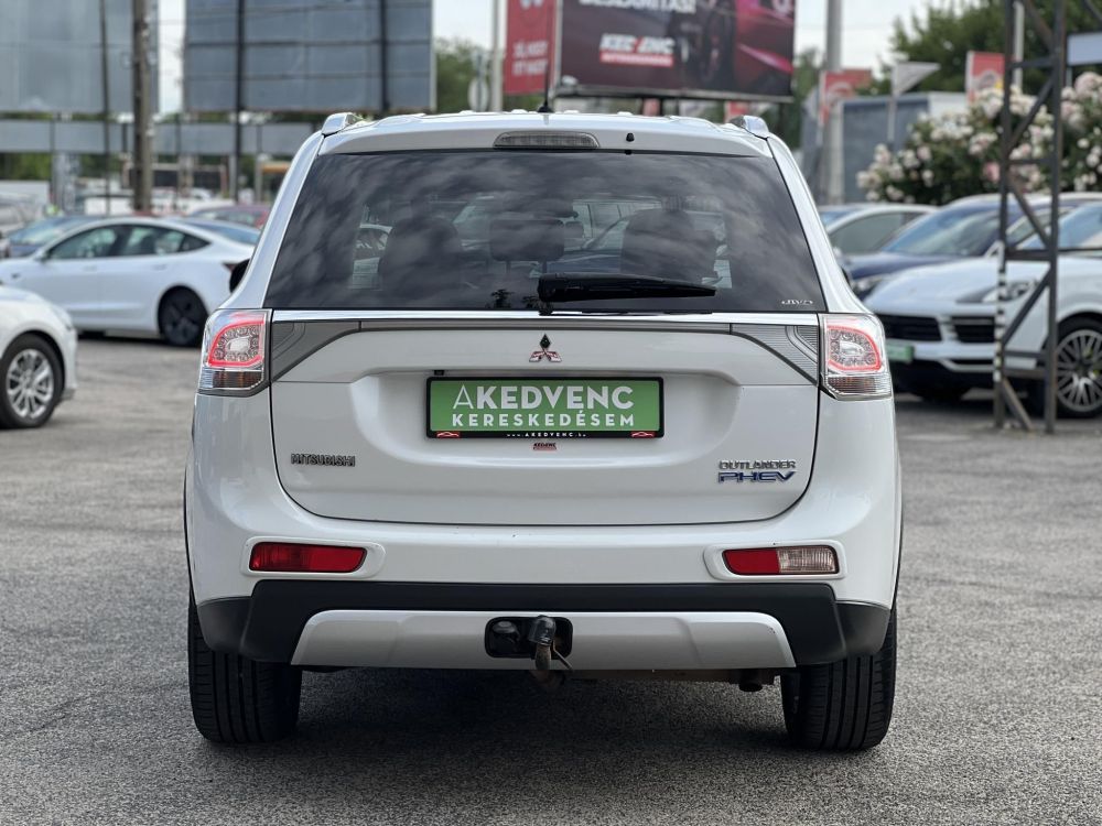 MITSUBISHI OUTLANDER 2.0 PHEV Instyle Navi 4WD CVT