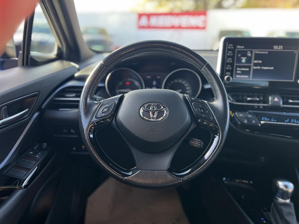 TOYOTA C-HR 2.0 Hybrid Selection e-CVT M.o.-i. LED fényszórók. kamera. keyless. sávtartó. ülés-kormányfűtés