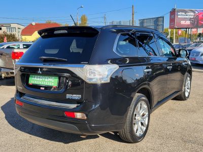 MITSUBISHI OUTLANDER 2.0 PHEV Instyle Navi 4WD CVT Xenon Napfénytető Tempomat Kamera Ülésfűtés Keyless