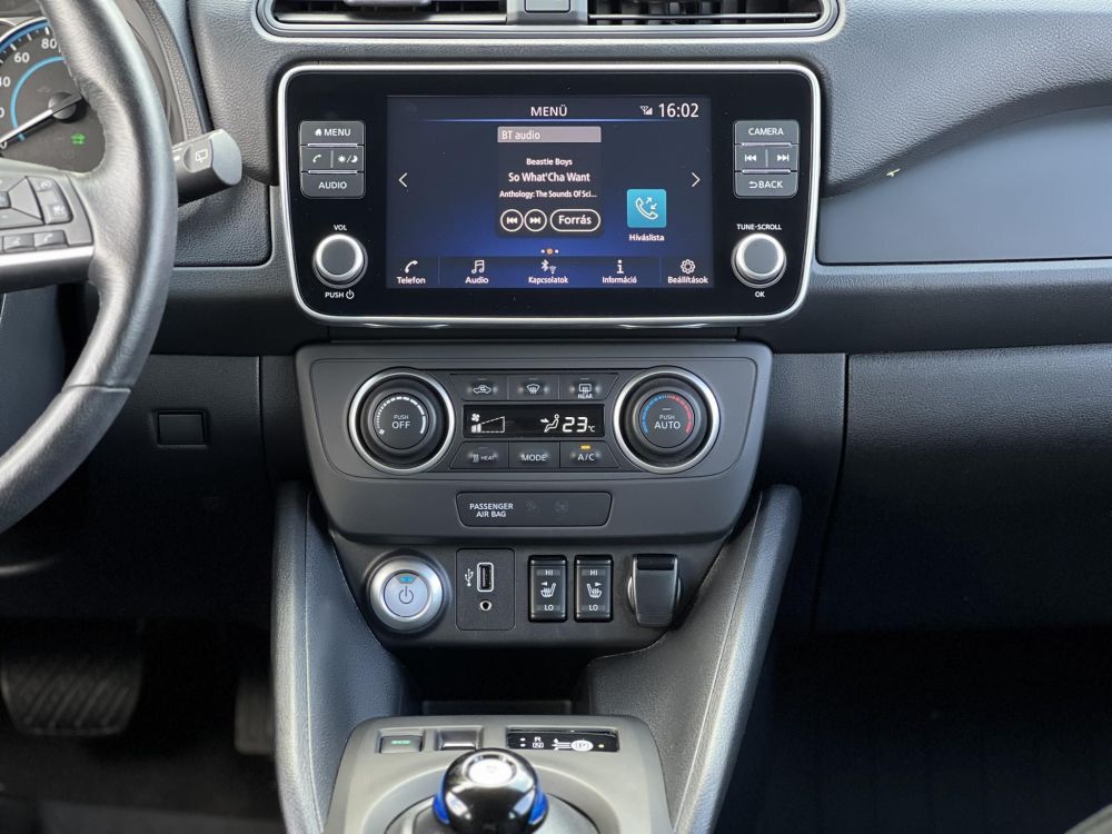 NISSAN LEAF Acenta 40kWh (Automata) 29e km. 270km hatótáv. keyless. 360 kamera. első-hátsó ülésfűtés. téli-nyári ker