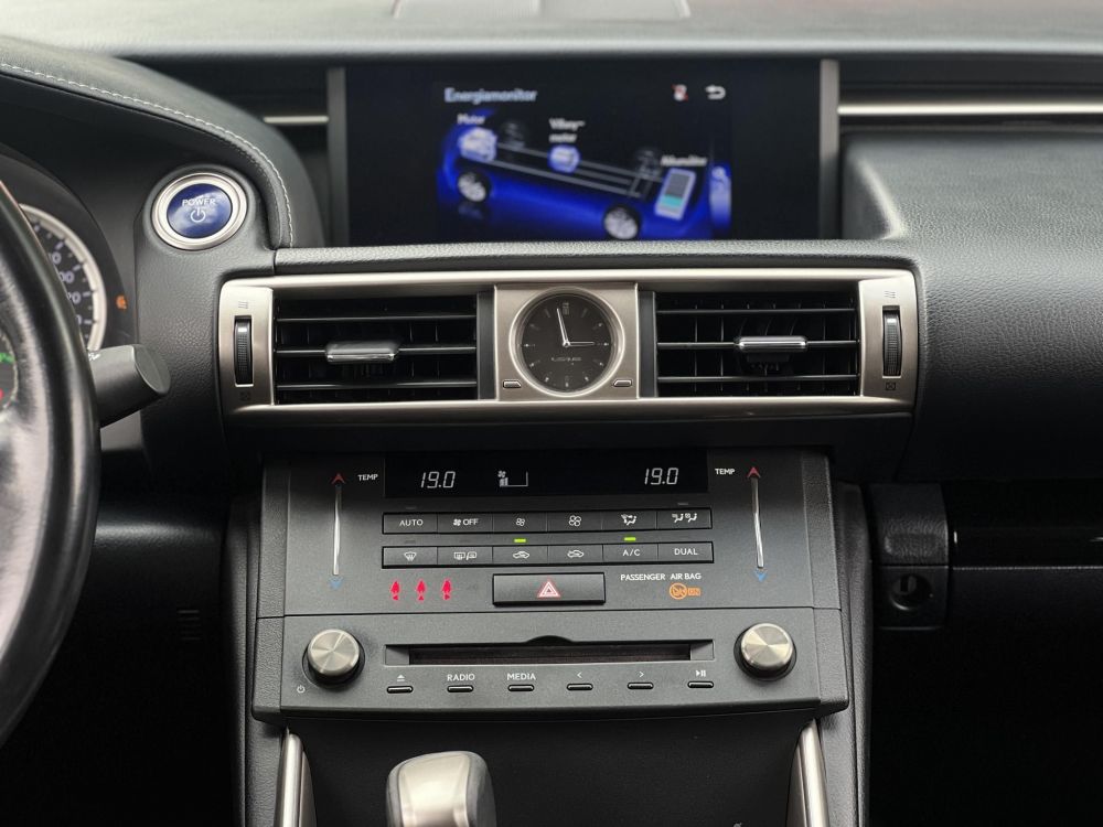 LEXUS IS 300h Comfort Leather&Navigation (Automata) Hybrid garancia Márkaszervizelt. Gyári fényezés. Téli-nyári gumi garnitúra!