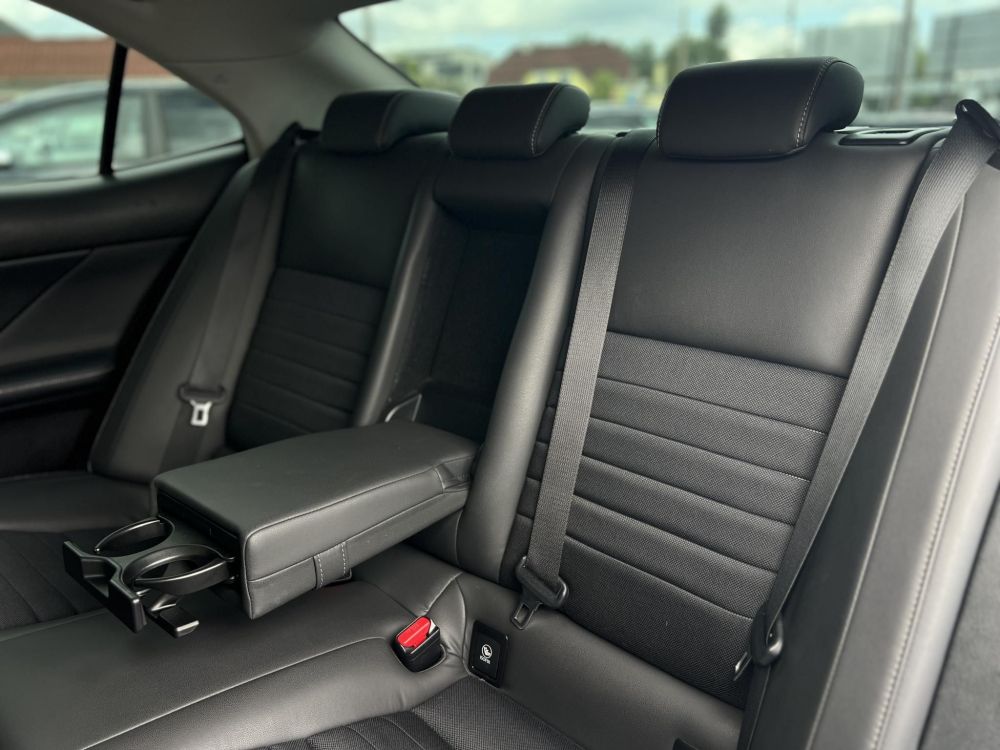 LEXUS IS 300h Comfort Leather&Navigation (Automata) Hybrid garancia Márkaszervizelt. Gyári fényezés. Téli-nyári gumi garnitúra!