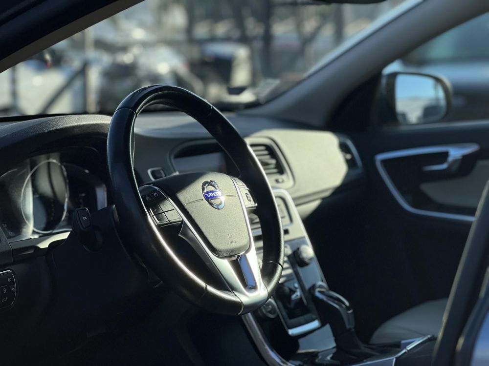 VOLVO V60 2.0 [T4] Kinetic Geartronic M.o.-i. magasan felszerelt. végig vezetett szervizkönyv!
