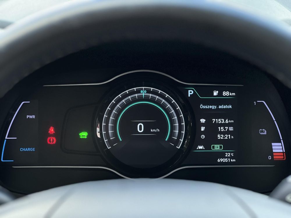 HYUNDAI KONA EV 64kWh Comfort 69e km. LED. tempomat. sávtartó. kamera. 2 gyári kulcs. CARPLAY!