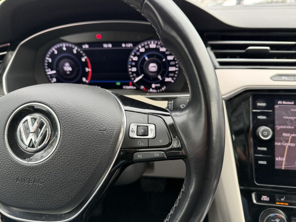 VOLKSWAGEN PASSAT VIII Variant 2.0 TSI BMT Highline 4Motion DSG R-line 280LE. Magyarországi. 115e km. Téli-nyári kerék garnitúra!