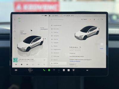 TESLA MODEL 3 Long Range AWD (Automata) HIGHLAND. TÉLI-NYÁRI SZETT GYÁRI ALUFELNIVEL