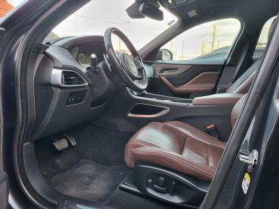 JAGUAR F-PACE 3.0 TDV6 First Edition AWD (Automata) LED Távtartó Holttér HUD Panoráma Meridian Barna bőr Vonóhorog!