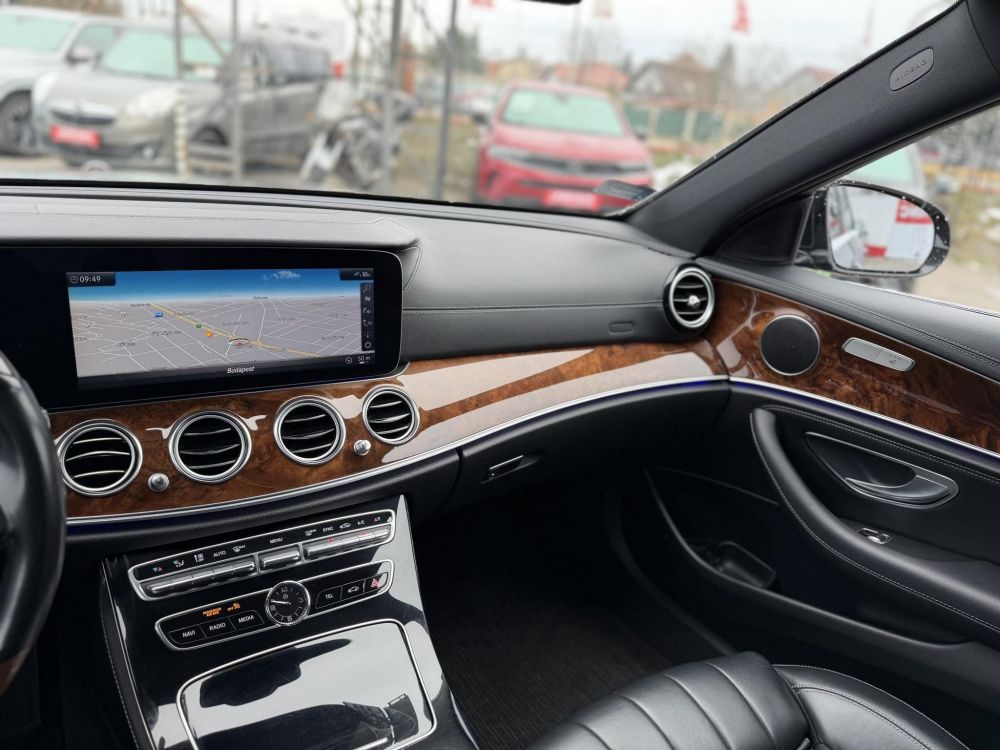 MERCEDES-BENZ E 220 d 9G-TRONIC Megkímélt állapot. LED Holttér HUD Carplay Fakormány 360kamera