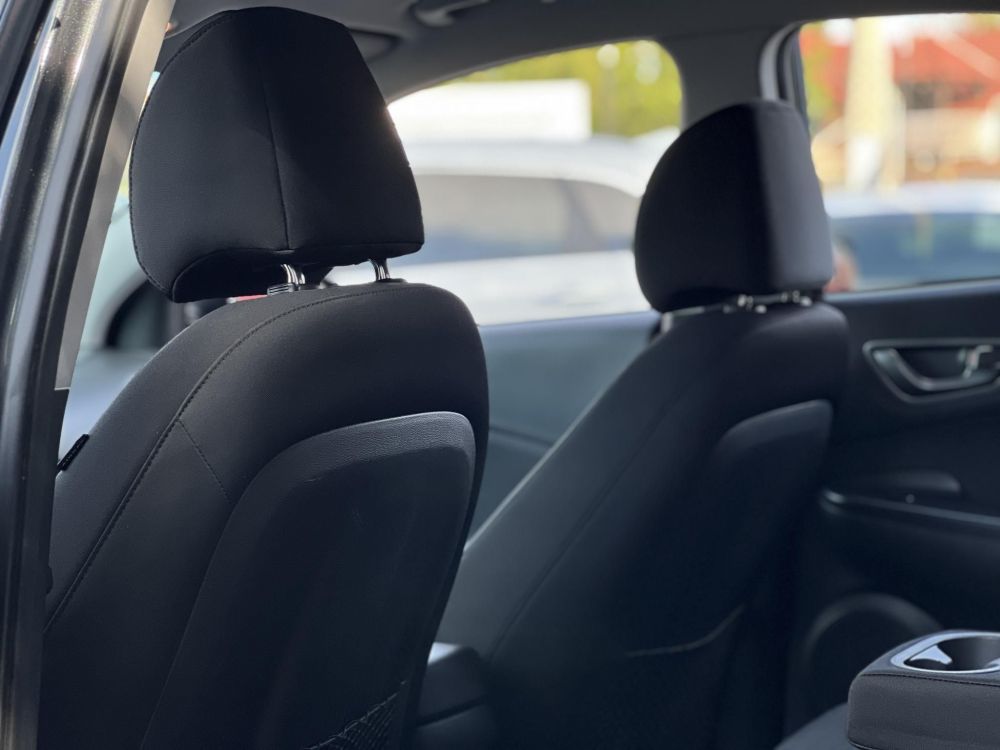 HYUNDAI KONA EV 64kWh Comfort 69e km. LED. tempomat. sávtartó. kamera. 2 gyári kulcs. CARPLAY!