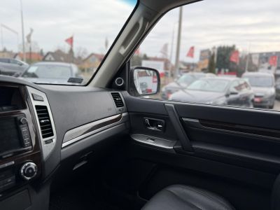 MITSUBISHI PAJERO 3.2 DI-D Instyle Navi (Automata) 117e km. M.o.-i. napfénytető. felező váltó. fakormány. megkímélt állapot!