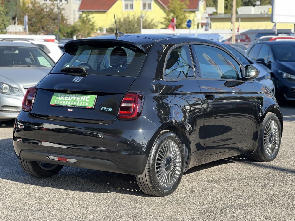 FIAT 500 500e Icon 42kWh (Automata) 28e km. panorámatető. 300 km hatótáv!