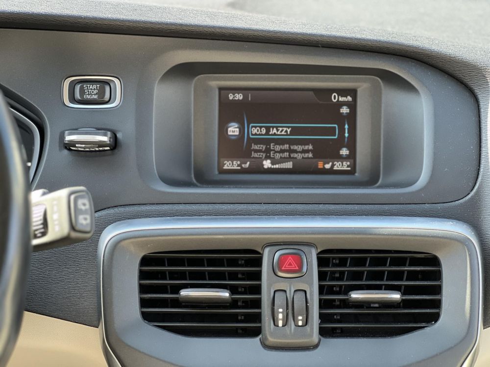 VOLVO V40 1.6 T3 Ocean Race 107e km. Magyarországi. Teljes szerviztörténet!