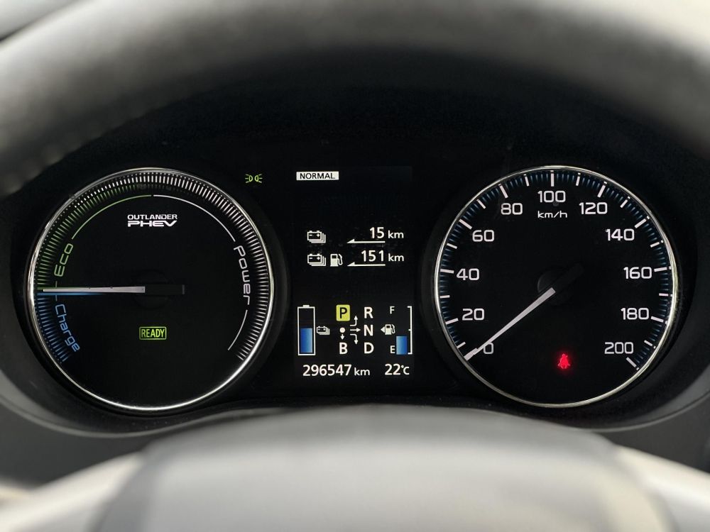 MITSUBISHI OUTLANDER 2.0 PHEV Instyle Navi 4WD CVT
