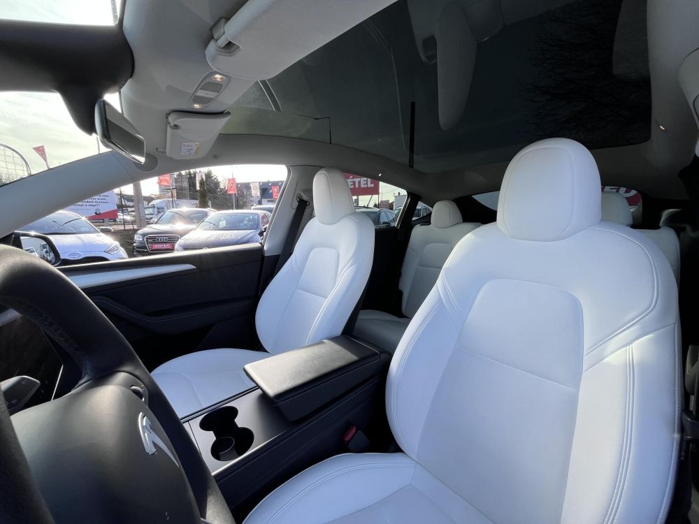 TESLA MODEL Y Performance AWD (Automata) 80e km. Fehér belső. FSD. AMD Ryzen. 2 gumigarnitúra. Garanciális!